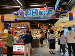 疫情趨穩人潮現 台中百貨雙雄辦特展一償偽出國心情 ▲台中新光三越即日起舉辦的韓國食品展,網羅韓國名氣小吃及商品參展,讓人彷如置身韓國街頭,一償偽出國心情。(圖/記者金武鳳攝,2021.10.23)
