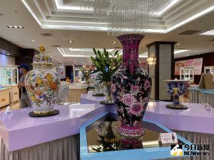 疫情趨穩人潮現 台中百貨雙雄辦特展一償偽出國心情 ▲難得一見的捷克摩瑟水晶「戀戀摩瑟情」特展,即日起在台中大遠百展出至10月25日!(圖/記者金武鳳攝,2021.10.23)