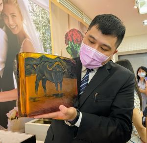 疫情趨穩人潮現 台中百貨雙雄辦特展一償偽出國心情 ▲摩瑟水晶大師運用多種雕刻技法,精確細琢,讓古典油畫在晶瑩剔透的水晶上重現,圖為大草原作品,將陰陽雕刻融於一體。(圖/記者金武鳳攝,2021.10.23)