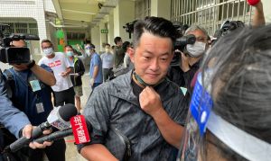 陳柏惟進入投票所前,依監票員指示拉下口罩確認身分。(圖/記者黃宣尹攝,2021.10.23) ▲陳柏惟進入投票所前,依監票員指示拉下口罩確認身分。(圖/記者黃宣尹攝,2021.10.23)
