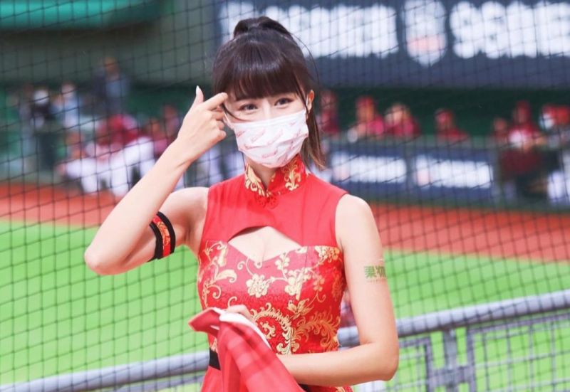 ▲味全龍小龍女軒軒在場邊熱舞。(圖/取自軒軒IG)