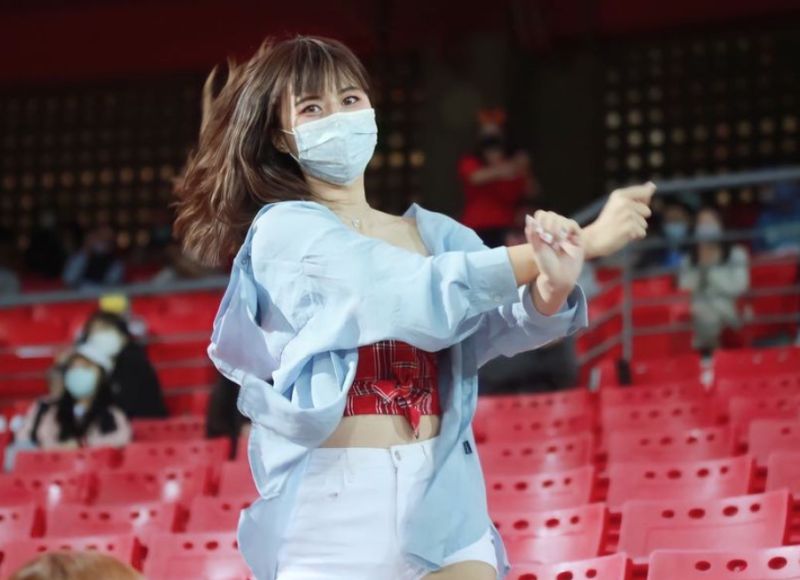 ▲味全龍小龍女軒軒在場邊熱舞。(圖/取自軒軒IG)