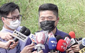 顏寬恒上午完成投票 平常心睡得好、籲選民行使公民權 ▲顏寬恒受訪時,呼籲中二選區選民踴躍投票。(圖/記者葉政勳攝影,2021.10.22)