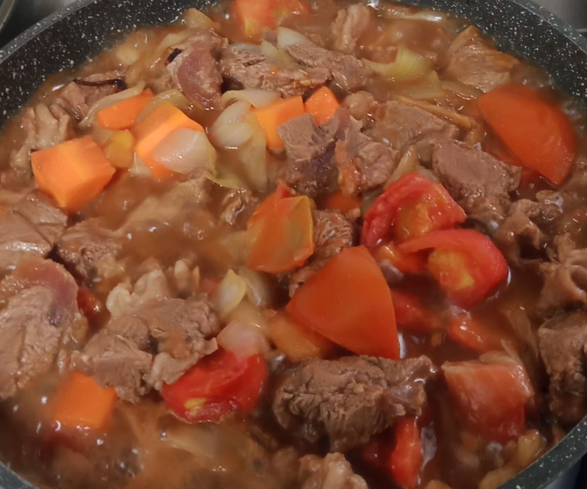 ▲一名女網友分享「清燉牛肉湯」的簡單做法，直呼「一鍋打天下」。（圖／翻攝自《家常菜》）
