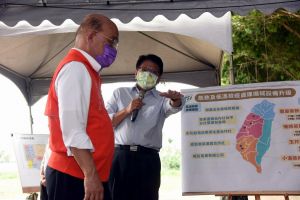 潘孟安爭取農業產業設備升級 蘇揆鼎力支持 ▲縣長潘孟安向中央提出興建國際級冷鏈系統,提升果品外銷量能及競爭力,蘇貞昌拍板直接核定,「能做的就趕快做」。(圖/屏東縣政府提供, 2021.10.23)