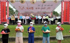 ▲開幕式邀請10位來自客家、原住民、新住民及河洛等多元族群年滿10歲的孩童，獻上盤花、紅粄、粢粑來祝福六堆客家文化園區10週年快樂。（圖／六堆客家文化園區提供, 2021.10.23）