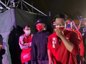 陳柏惟 ▲罷免結果大勢抵定後,陳柏惟登台發表談話。(圖/記者黃宣尹攝影)