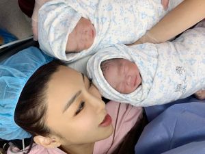 李宓 ▲李宓玩桌遊時羊水破了,緊急就醫產下一對天秤座雙胞胎。(圖/翻攝李宓FB)