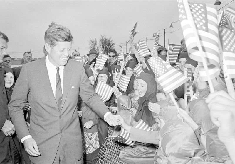 ▲美國第35任總統甘迺迪（John F. Kennedy）1963年遇刺案新一批相關機密檔案今天釋出，不過白宮以國安為由暫時保留數千份文件。（圖／美聯社／達志影像）