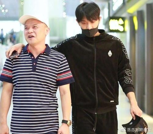 ▲黃子韜(右)和爸爸父子情深。(圖/翻攝微博) ▲黃子韜(右)和爸爸父子情深。(圖/翻攝微博)