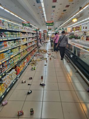 ▲全台有感地震，羅東超商物品散落一地。（圖／民眾提供）