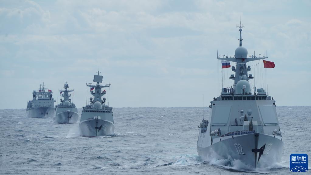 ▲中國與俄羅斯10艘軍艦日前首次同時航行通過津輕海峽與大隅海峽，幾乎繞行日本一周。（圖／翻攝自新華社）
