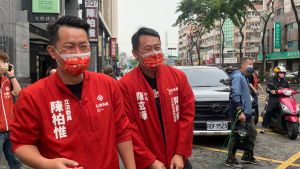 中二立委補選 泛綠軍這3人被點名挑戰顏家 ▲團隊成員被點名參戰,陳柏惟笑說只好請不會參選的堂哥陳玄曄和他站在一起,避免引起過度聯想。(圖/記者顏幸如攝影,2021.10.24)