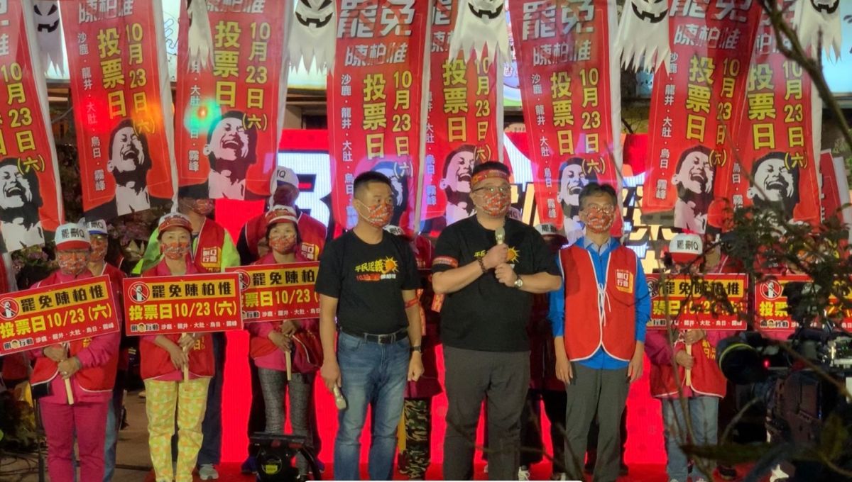 ▲罷免領銜人楊文元（中）認為刪Q成功讓台灣民主更進一步。（圖／記者顏幸如攝影，2021.10.22）