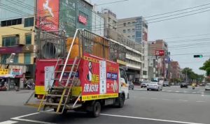 ▲刪Q總部今以罷免宣傳車在街頭謝票。（圖／刪Q總部提供，2021.10.24）