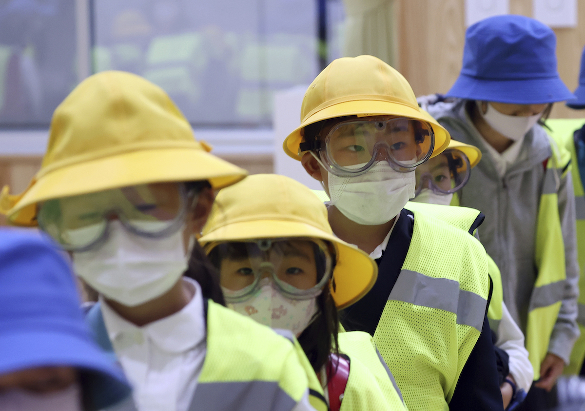 ▲日本阿蘇火山噴發，附近小學生戴上口罩以及護目鏡防止火山灰侵入口鼻。（圖／美聯社／達志影像）