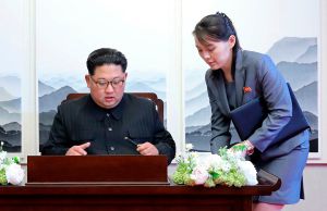 ▲北韓領導人金正恩（左）與胞妹金與正（右）。（圖／美聯社／達志影像）