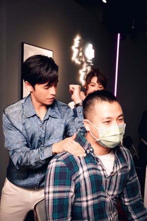 ▲Gino(左)秀按摩功力。(圖/民視) ▲Gino(左)秀按摩功力。(圖/民視)