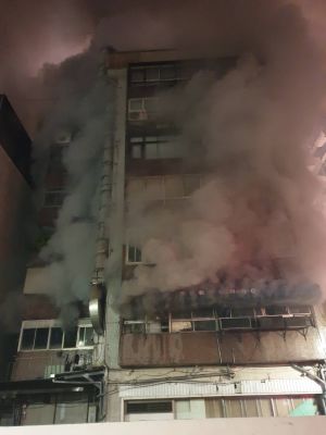 ▲北市知名「唐宮蒙古烤肉」餐廳於昨(24)日深夜發生火警。(圖/翻攝自 台北市消防局 臉書) ▲北市知名「唐宮蒙古烤肉」餐廳於昨(24)日深夜發生火警。(圖/翻攝自 台北市消防局 臉書)