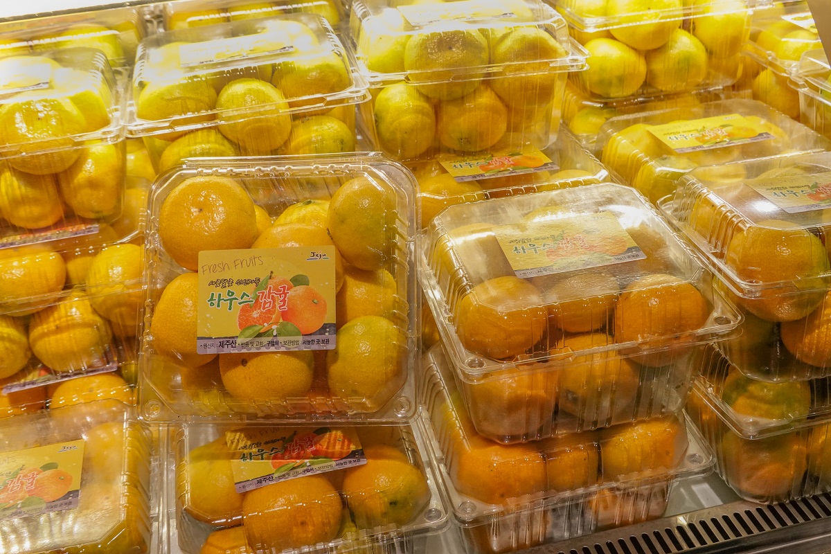 ▲新光南西店和台中中港店獨家販售溫室柑橘。（圖／資料照片）