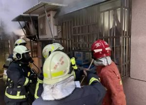 礁溪眷村民宅大火！11人受困、警消急救援　3人嗆傷送醫
