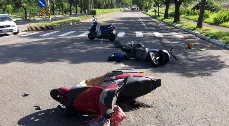 ▲苗栗縣65歲楊姓婦人109年6月騎乘機車，行經苗栗市經國路與維祥街路口違規左轉，導致後方79歲陳姓老翁煞車不及摔車，傷重不治，事後楊婦未認罪也沒有和解，遭依過失致死罪判處有期徒刑10個月。（圖／翻攝畫面）