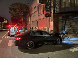 ▲黑色BMW先衝撞警車，接著又失控撞入民宅。（圖／翻攝畫面）
