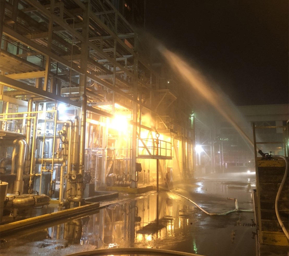 ▲林園區工業二路的工廠昨（25）晚傳出火警。（圖／翻攝畫面）
