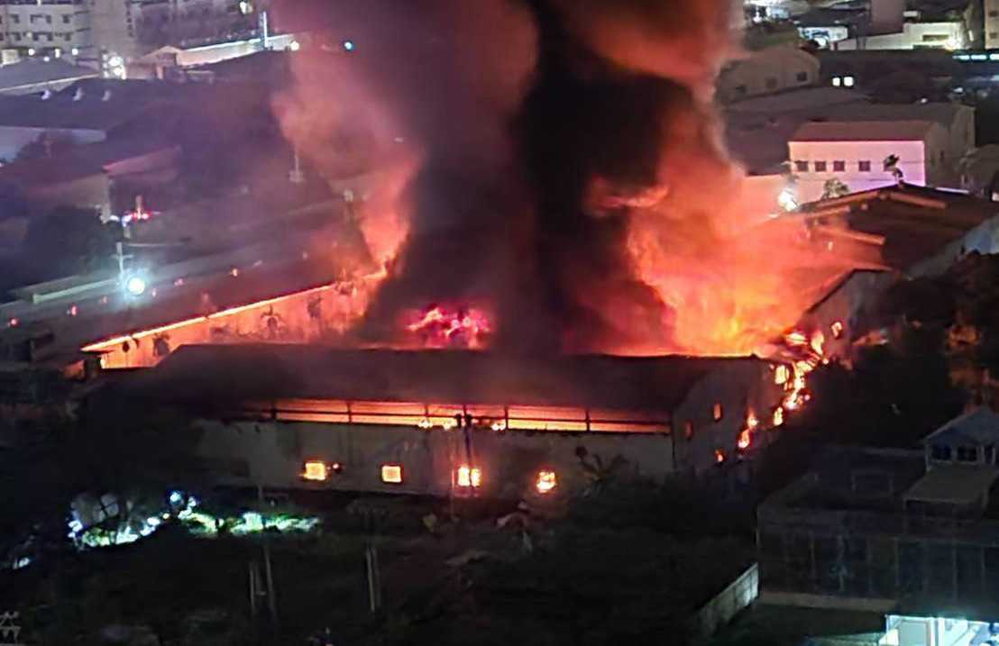 ▲高雄鳥松區工廠竄出大火，是今（25）晚第二起火災。（圖／記者爆料網提供）