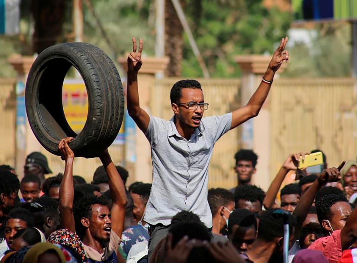 ▲非洲國家蘇丹面臨全面軍事政變，圖為街頭抗議軍方奪權的民主支持者。（圖／美聯社／達志影像）