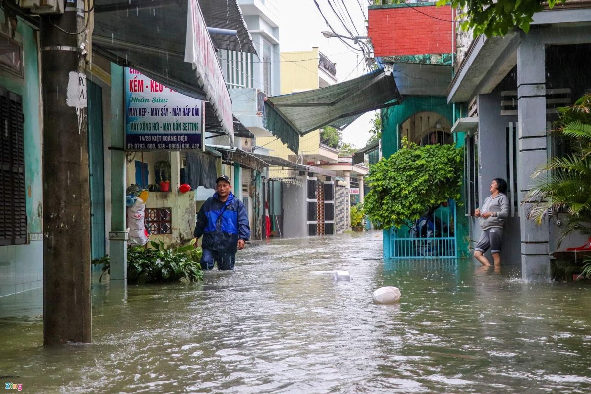 ▲越南中部多個省分因連日豪雨引發洪災，目前至少造成1人死亡、3人失蹤，並有超過上千人被緊急疏散至安全地區。（圖／翻攝自推特@misscvietnam）