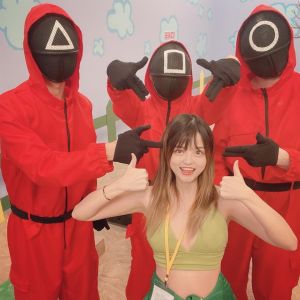 ▲AV版《魷魚遊戲》裡的紅衣人面具、制服，都是台灣訂做。（圖／翻攝米砂IG）