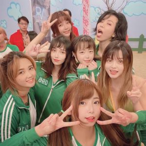 米砂 ▲AV版《魷魚遊戲》的女優們對於遊戲關卡感覺新奇、有趣。(圖/翻攝米砂IG)
