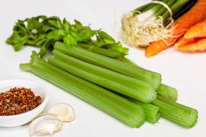 芹菜葉 ▲眾人大推芹菜葉料理法,好吃又營養。(圖/取自Pixabay)
