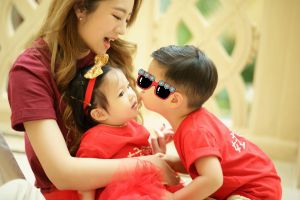 安以軒 ▲眼尖的粉絲發現,安以軒的2歲兒子「66」被以墨鏡圖案遮掩臉龐。(圖/翻攝安以軒FB)