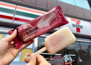 ▲7-11獨家限量款「日本7PREMIUM白桃冰棒」，使用3種不同濃度的白桃果汁打造雙層口感，果實香氣濃厚。（圖／業者提供）