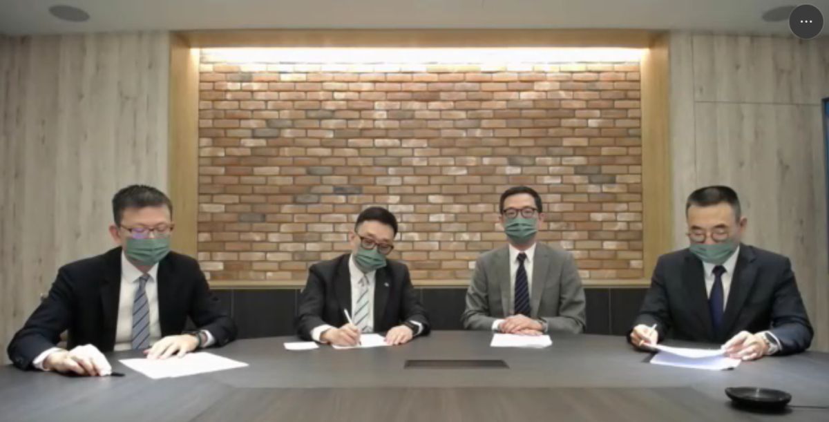 ▲國泰世華銀行ATM出包,董事長郭明鑑(左二)、副董事長蔡宗翰(右二)、總經理李偉正(左)及發言人鄧崇儀(右)在今(26)日舉行線上記者會,除致歉之外,也提出補償方案。(圖/擷取自國泰世華銀線上直播記者會)