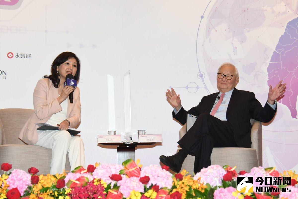 ▲台灣玉山科技協會20周年論壇今日登場,晚間專題演講請來台積電創辦人張忠謀(圖右)分享「經營人的學習與成長」。圖左為台灣玉山科技協會理事長李紀珠(圖/記者林調遜攝,2021.10.26)