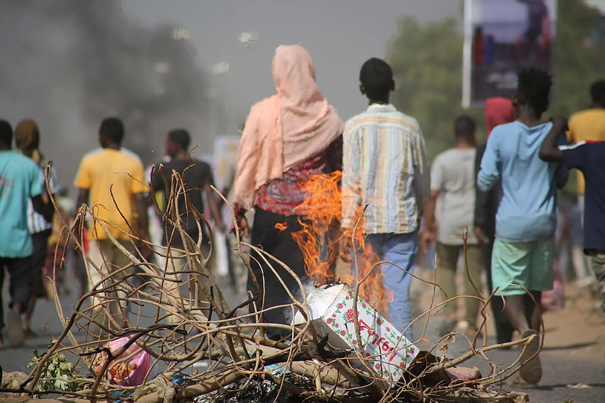 ▲蘇丹軍方25日從過渡政府手中奪下政權。衛生部官員說，軍人與街頭抗議群眾爆發衝突，造成7人死亡與140人受傷。（圖／美聯社／達志影像）