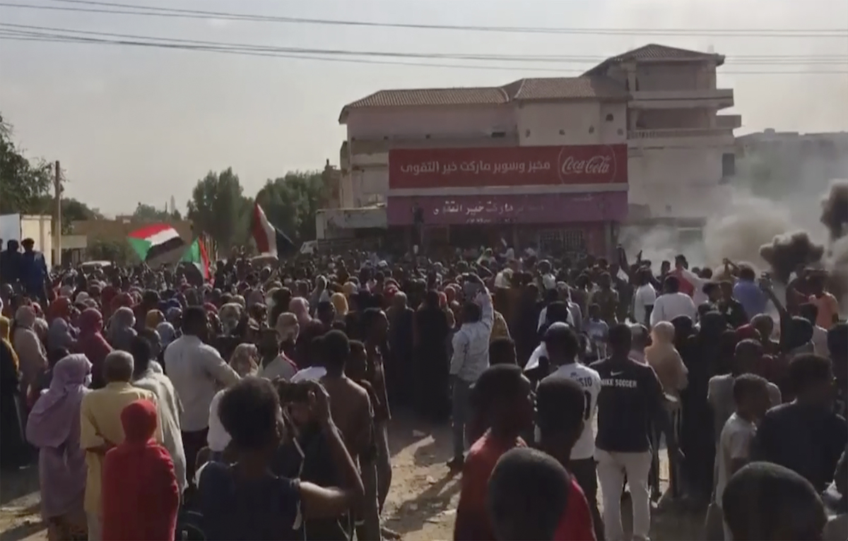 ▲非洲國家蘇丹發生軍方政變後，大批抗議民眾26日持續在街頭示威。（圖／美聯社／達志影像）