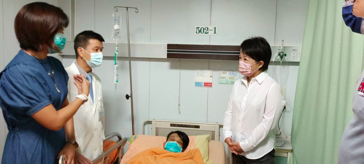 ▲市長盧秀燕赴澄清醫院探視傷者。(圖／新聞局提供2021.10.27)