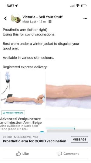 ▲澳洲墨爾本有廠商販賣一隻要價新台幣三萬元的「假手臂」，提供給反疫苗人士假裝接種。（圖／取自推特@wheelswordsmith）
