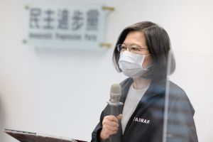 蔡英文 ▲民進黨主席、總統蔡英文今(27)日在中執會前發表公開談話表示,要全力阻止公投變成惡鬥。(圖/民進黨提供)