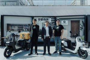 ▲宏佳騰智慧電車鍾杰霖董事長(中)、林東閔執行長(左)、鍾亞成董事長特助(右)於發表會現場共同揭曉全新車款 Ai-2 Gather 系列。(圖/宏佳騰提供) ▲宏佳騰智慧電車鍾杰霖董事長(中)、林東閔執行長(左)、鍾亞成董事長特助(右)於發表會現場共同揭曉全新車款 Ai-2 Gather 系列。(圖/宏佳騰提供)
