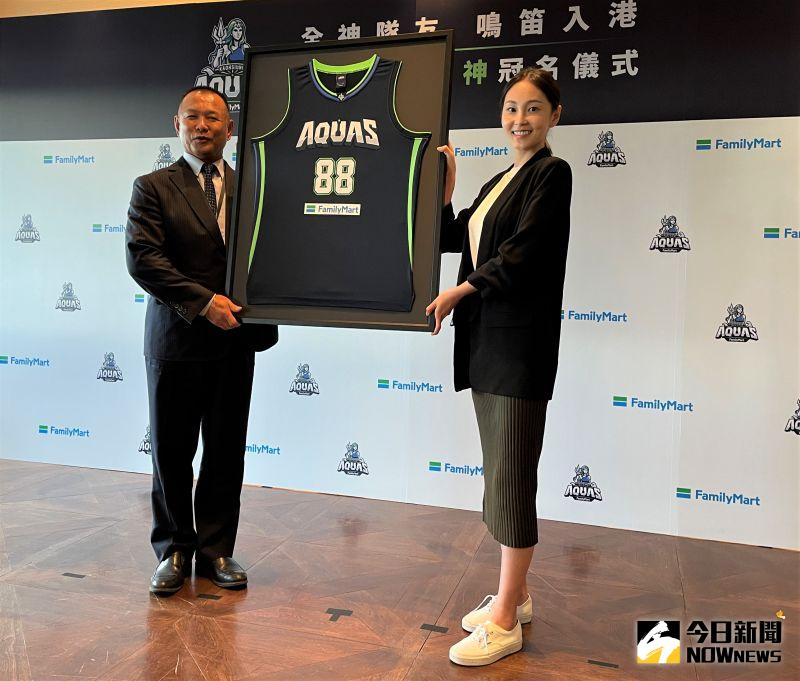 ▲ T1 League高雄海神職業籃球隊今(27)日宣布與全家便利商店成為冠名合作夥伴。(圖/鍾東穎攝 ,2021.10.27)