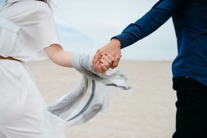 愛情運勢 ▲塔羅牌艾菲爾老師公佈「十一月結束前」桃花大開人緣大好的生肖與星座,不僅職場得意、愛情更甜蜜。(圖/取自unsplash)