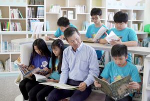 ▲歐德集團陳國都董事長(中)陪伴南和國小孩子愛閱讀、樂閱讀，閱讀悅幸福。（圖／資料照片）