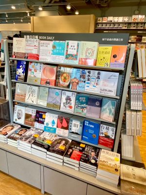 開超市抗全聯?內湖社區店「誠品生活時光」 賣菜也賣書 ▲入店最醒目位置日日有新書,本本有秀面。(圖/記者蕭涵云攝)