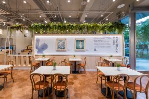 開超市抗全聯?內湖社區店「誠品生活時光」 賣菜也賣書 ▲「誠品生活時光」用餐區以藝術品佐美食。(圖/誠品)