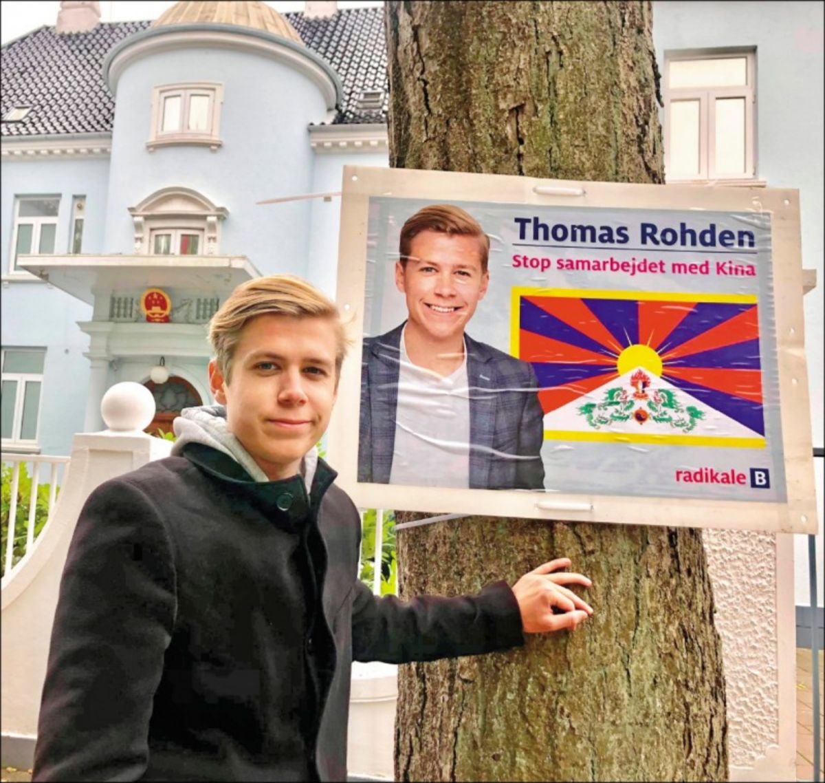 ▲丹麥地方選舉一名候選人羅登，日前在中國駐丹麥大使館外，張貼多張印有西藏「雪山獅子旗」的競選海報，海報隨後消失。（圖／翻攝自推特）